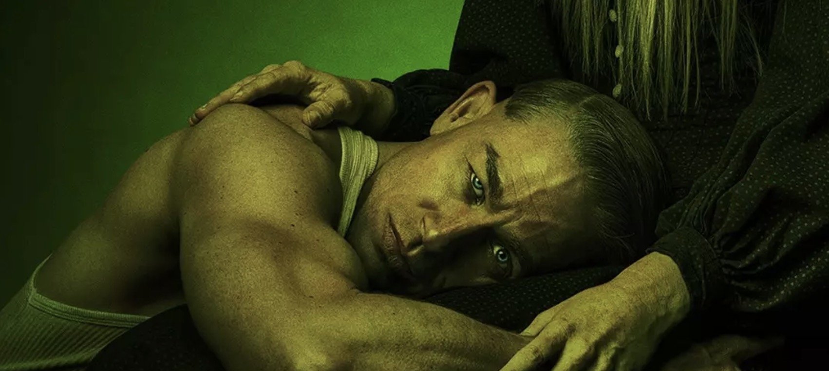 Imagens de “Monstro” da Netflix mostram Charlie Hunnam irreconhecível como Ed Gein e dividem fãs - Imagem do artigo original