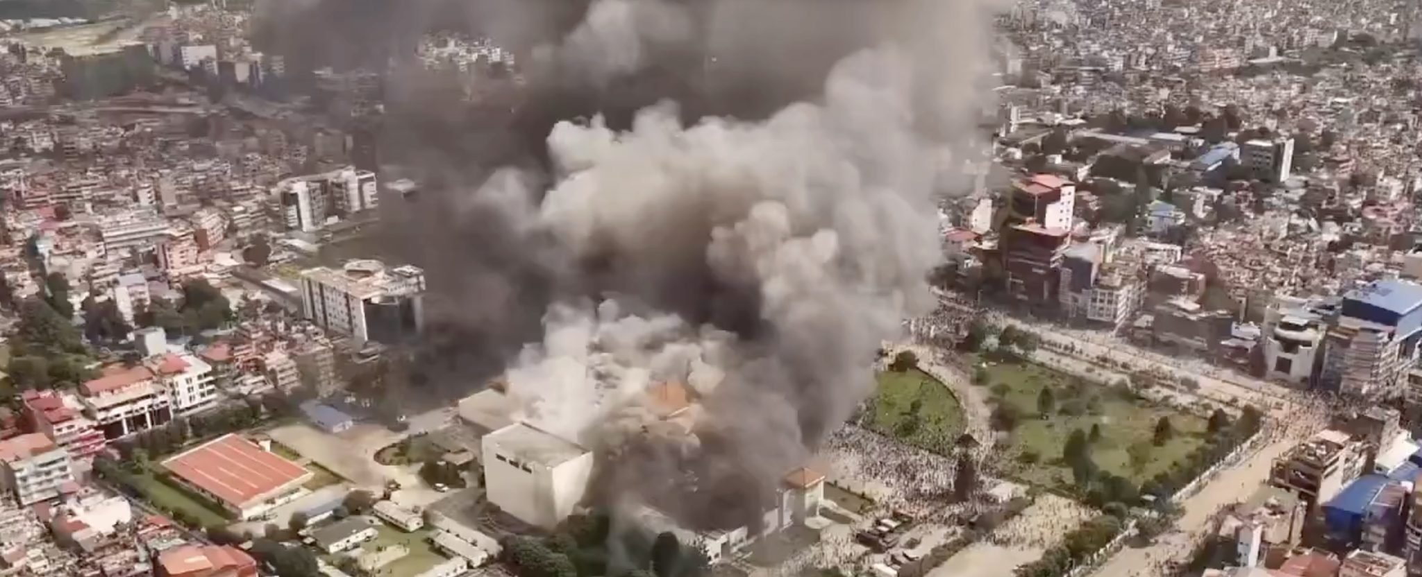 Parlamento do Nepal pega fogo após bloqueio de redes sociais provocar onda de protestos - Imagem do artigo original