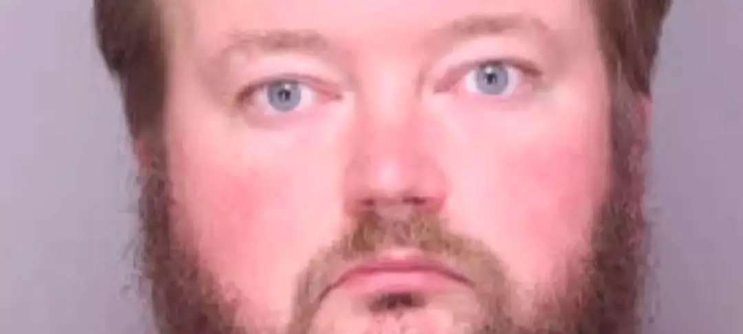 Assistente de ensino é detido nos EUA após uso de spray de pum que gera prejuízo de US$ 55 mil - Imagem do artigo