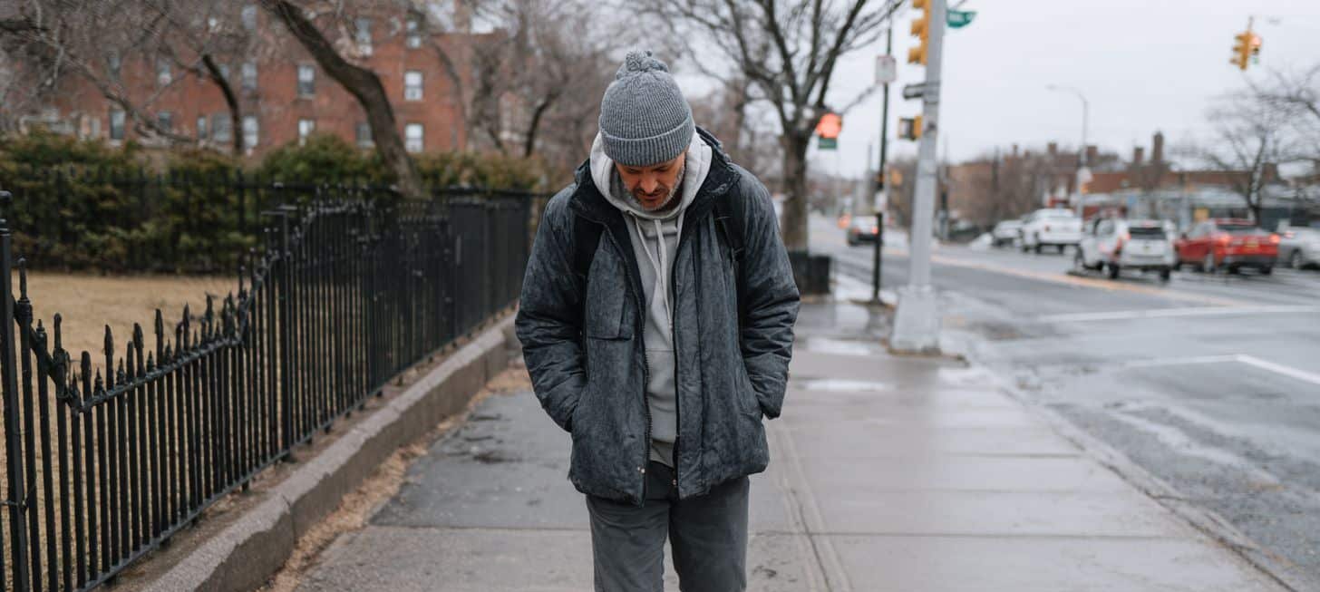 Caminhar olhando para o chão: o que a psicologia identifica nesse gesto cotidiano - Imagem do artigo