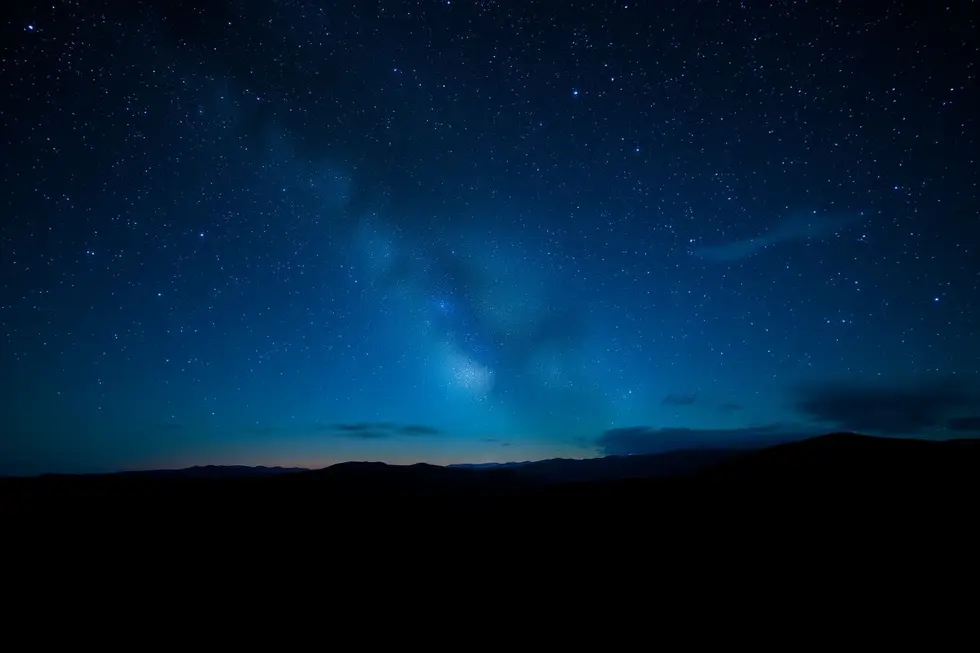 Vista do céu noturno com estrelas e mundos extraterrestres.