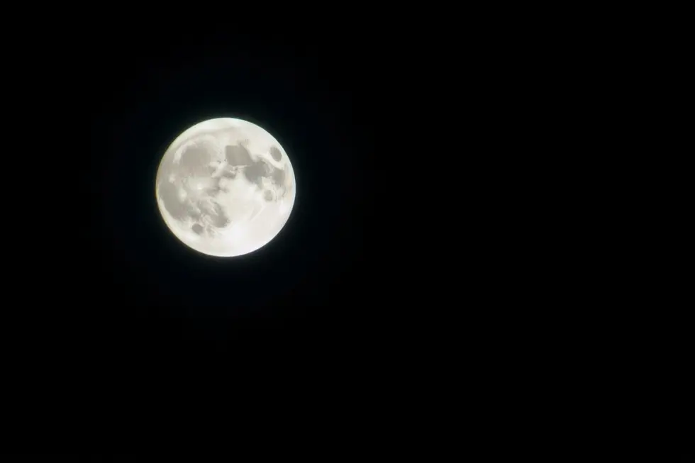 Vista da lua cheia com seu lado escuro enigmático.