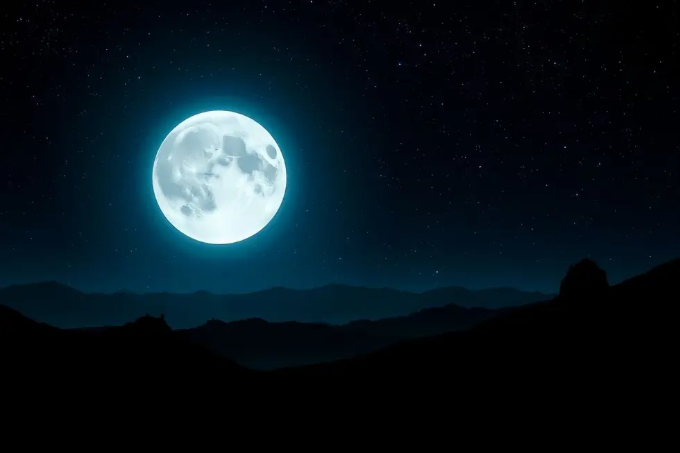 Lua brilhante sobre o horizonte com sombras e luzes misteriosas, sugerindo fenômenos inexplicados.