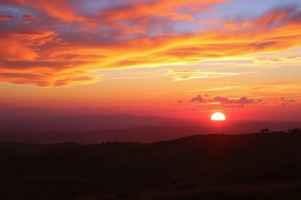 Um horizonte ao pôr do sol, representando as conexões infinitas do amor.