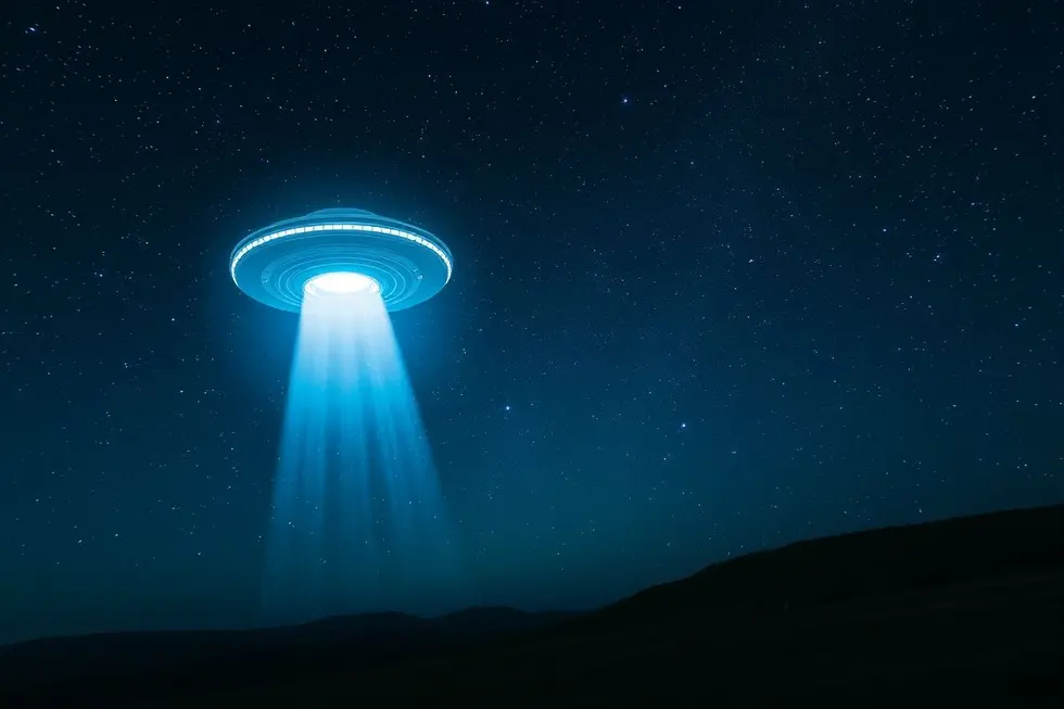 Céu noturno com UFO.