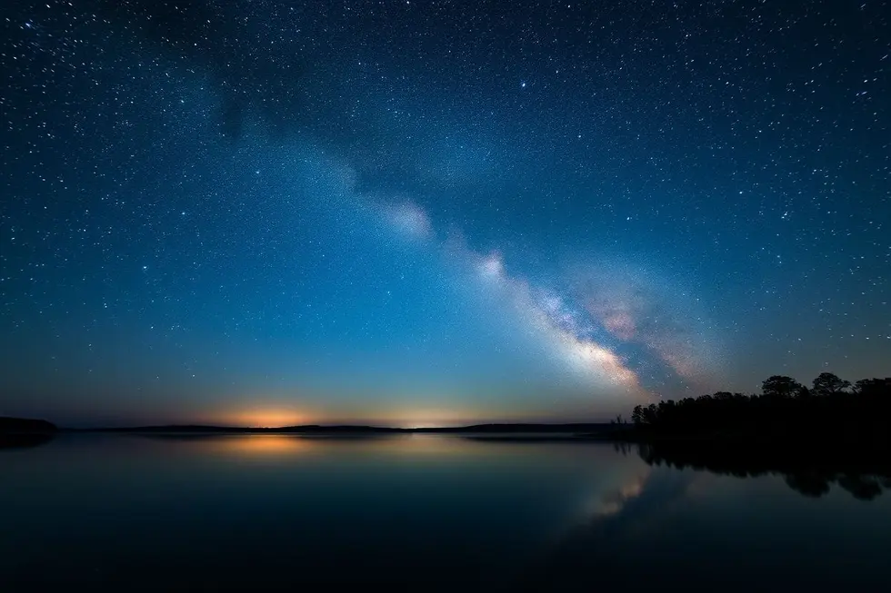 Paisagem tranquila com céu estrelado.
