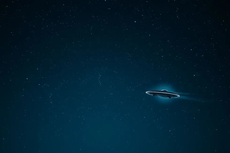 Céu noturno repleto de estrelas e um OVNI ao longe.