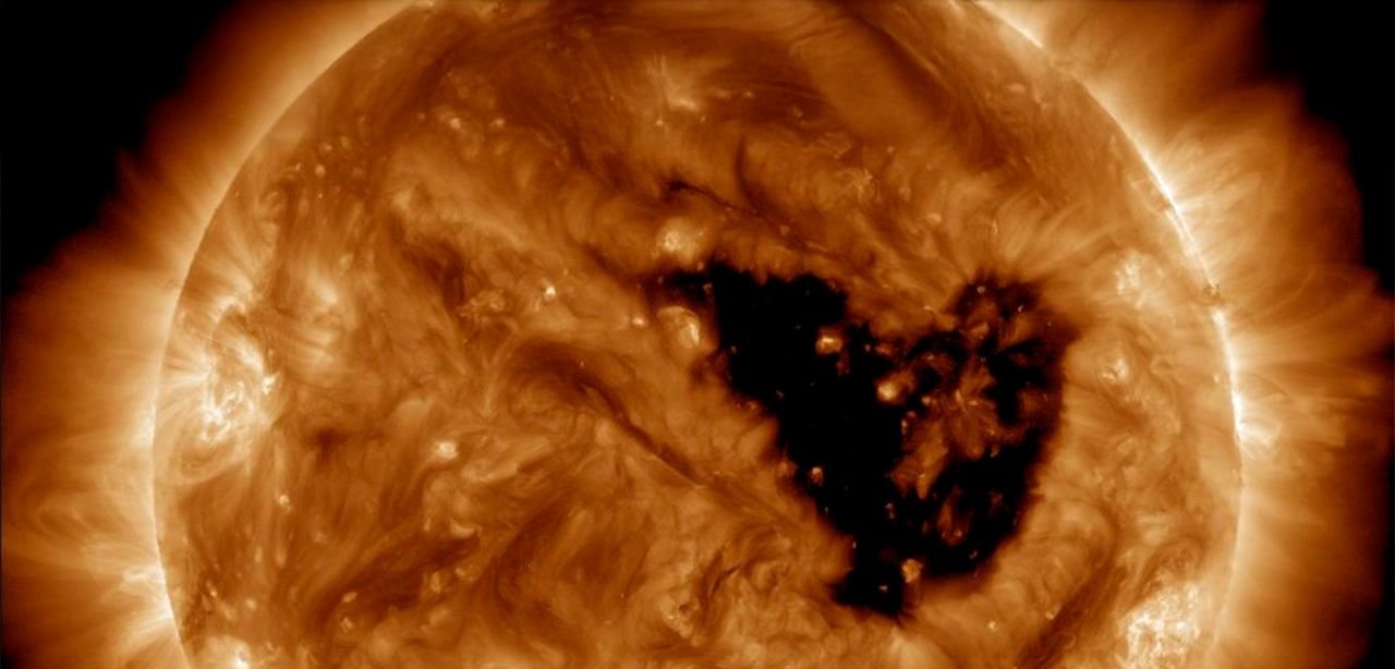 Coração gigante no Sol: NASA registra buraco coronal voltado para a Terra e provoca auroras intensas - Imagem do artigo