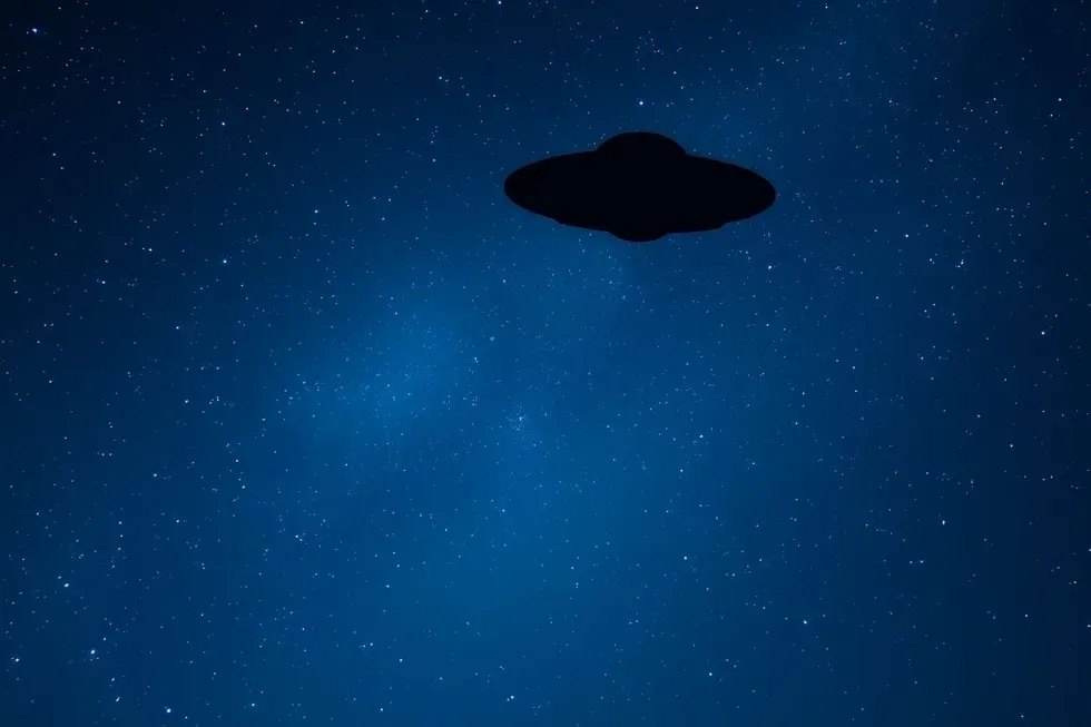 Céu noturno com estrela e OVNI