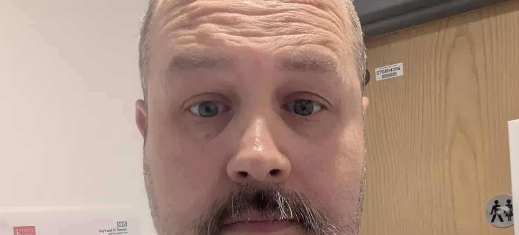 Chef britânico de 42 anos descobre câncer de mama incurável após notar inversão do mamilo 1 Chef britânico de 42 anos descobre câncer de mama incurável após notar inversão do mamilo - Imagem do artigo original