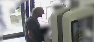 Homem leva crianças ao McDonald’s após assassinar os pais em Brighton, revela investigação