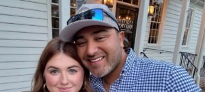 Mulher conhece desconhecido em despedida de solteira, o convida para o casamento e acaba se casando com ele